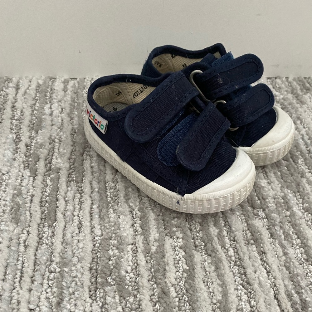 Victoria Size 19 Navy Shoes